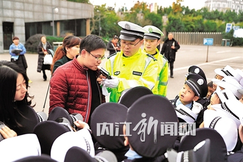 内江:50余名娃娃走进警营当上“小交警”(图4) 内江:50余名娃娃走进警营当上“小交警”(图4)