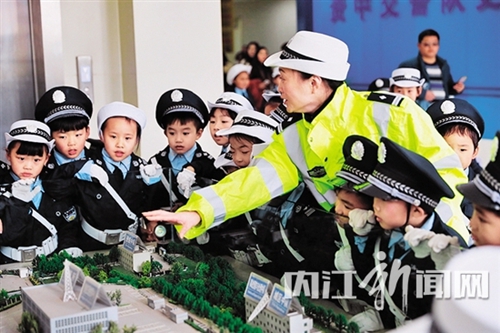 内江:50余名娃娃走进警营当上“小交警”(图5) 内江:50余名娃娃走进警营当上“小交警”(图5)