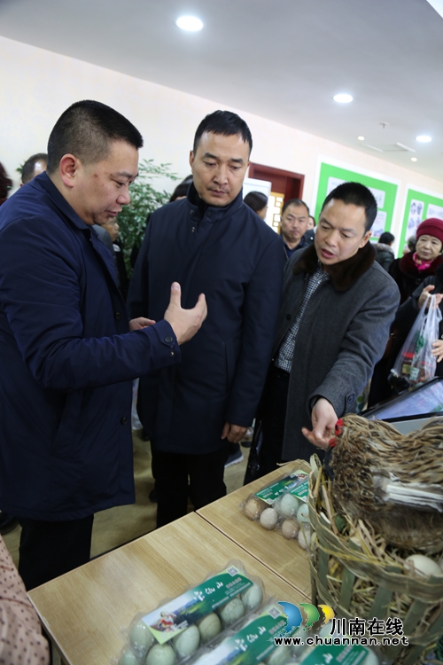 甘孜州乡城县12个旅游农牧业项目亮相泸州(图1)