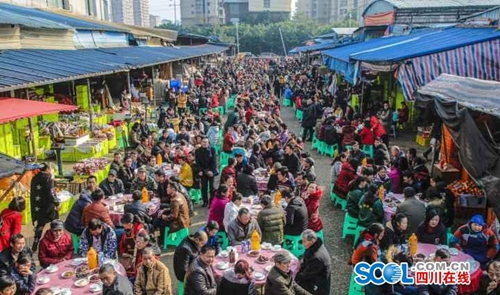 辞旧迎新&nbsp;自贡2000余人同吃“超级坝坝宴”(图1)