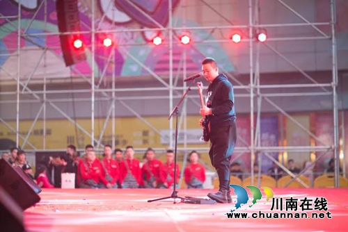 CD量贩KTV泸州店亮相,准备好歌喉来尽情唱(图3) CD量贩KTV泸州店亮相,准备好歌喉来尽情唱(图3)