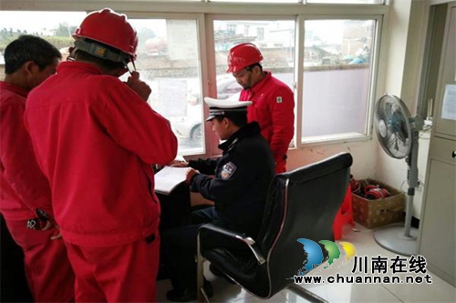 宜宾筠连县交警大队沐爱中队:深入企业加强“两客一危”源头管理(图1) 宜宾筠连县交警大队沐爱中队:深入企业加强“两客一危”源头管理(图1)