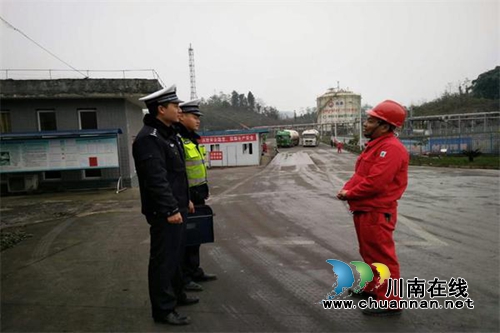 宜宾筠连县交警大队沐爱中队:深入企业加强“两客一危”源头管理(图2) 宜宾筠连县交警大队沐爱中队:深入企业加强“两客一危”源头管理(图2)