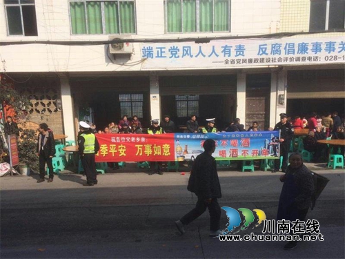 宜宾筠连交警大队：深入乡镇“红白事”现场开展交通安全宣传活动，助力“百日平安会战”(图1)