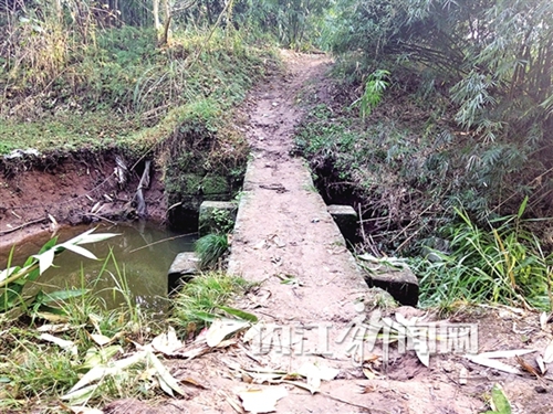 内江：百年石桥无护栏&nbsp;数十学生上学需护送