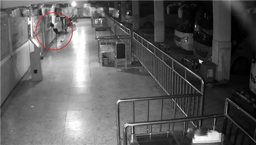 自贡男车站盗1万余元&nbsp;自带钢丝钳手掰防护栏(图1)