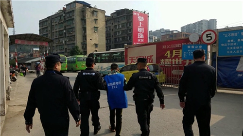 自贡男车站盗1万余元&nbsp;自带钢丝钳手掰防护栏(图2)