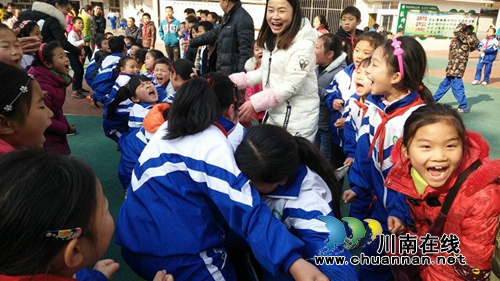 叙永县水尾镇中心小学举行2017秋“红领巾小健将”趣味运动会(图2)