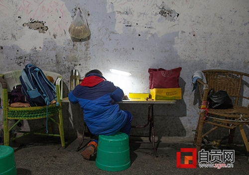 自贡：妈妈洞子里摆地摊&nbsp;儿子在旁边写作业(图3)
