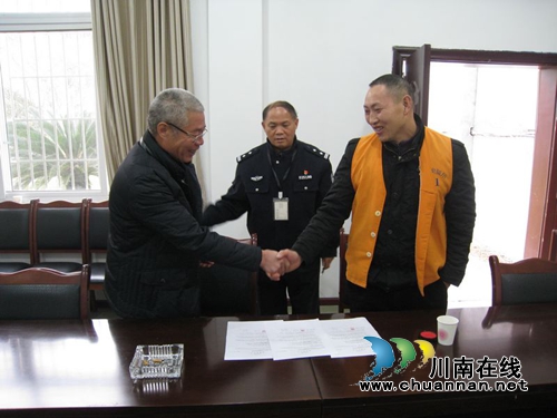 泸县拘留所化解两起司法拘留社会矛盾获锦旗(图2)
