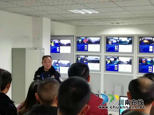 泸县交警警营开放日邀请驾考人员进所参观(图1)