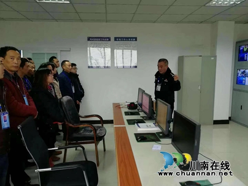 泸县交警警营开放日邀请驾考人员进所参观