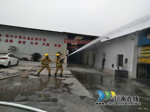 泸县：玻璃厂起火&nbsp;应急救援紧急扑灭无伤亡
