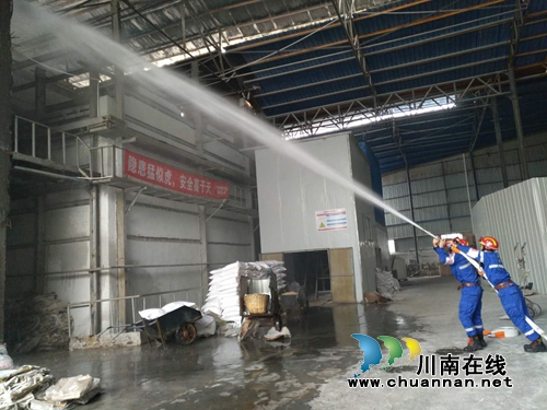 泸县：玻璃厂起火&nbsp;应急救援紧急扑灭无伤亡(图1)