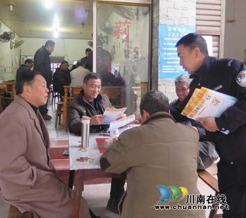 “双节”将至&nbsp;泸县公安局广泛开展反扒宣传(图2)