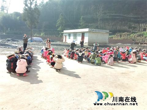 泸州市叙永县分水镇兴隆村小学开展&nbsp;师生地震避险和紧急疏散演练活动(图2)