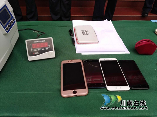 合江县公安局举行“三打击一整治”专项行动返赃大会(图4) 合江县公安局举行“三打击一整治”专项行动返赃大会(图4)