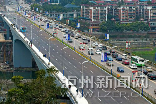 沱江二桥旧桥的其他附属设施将以新桥为“蓝本”，将旧桥人行道栏杆等拆除，装上新桥“同款栏杆”。 泸州日