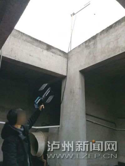 滚动播放假药&nbsp;泸州一小区顶楼“黑电台”被端(图1)