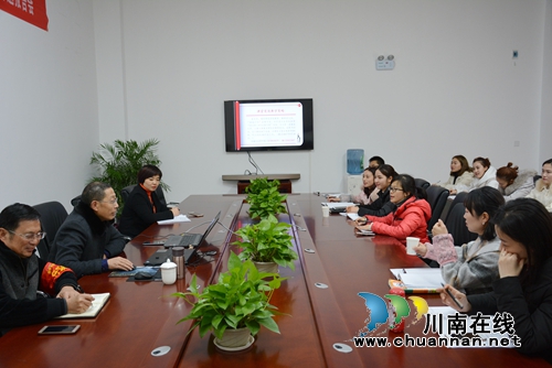 叙永县城西实验学校:“国培计划”首席专家为课堂教学“把脉”(图1) 叙永县城西实验学校:“国培计划”首席专家为课堂教学“把脉”(图1)