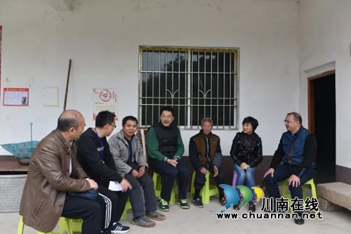 西南医大中医院人不惧“冻人”模式照常外出(图3) 西南医大中医院人不惧“冻人”模式照常外出(图3)