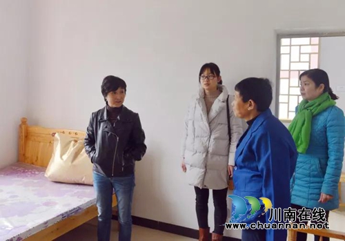 西南医大中医院人不惧“冻人”模式照常外出(图4) 西南医大中医院人不惧“冻人”模式照常外出(图4)