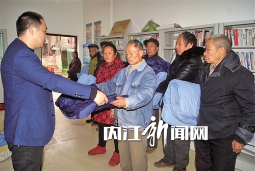 内江：冬衣棉被送到手&nbsp;困难群众心里暖