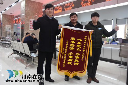 龙马潭区国土：加班加点&nbsp;贴心服务(图1)