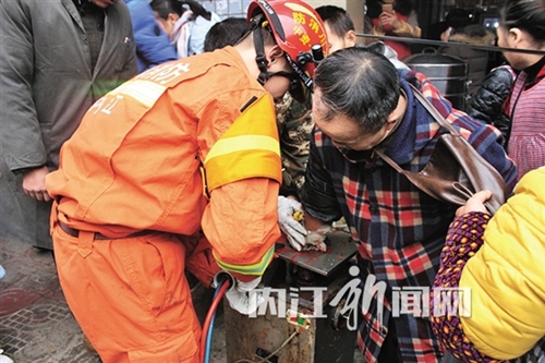 内江男子手掌卷入搅拌机&nbsp;消防医院联合施救(图1)