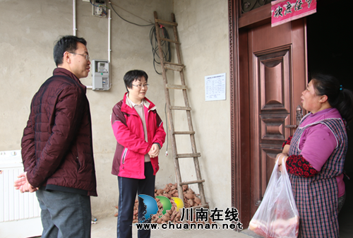 泸县宣传部长陈佳到潮河镇看望慰问贫困群众(图1)
