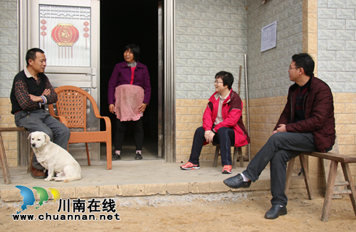 泸县宣传部长陈佳到潮河镇看望慰问贫困群众