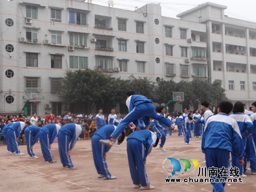 叙永马岭中学大课间展示比赛活动圆满落幕