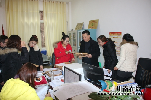 杜作文在泸县潮河镇召开泸县西部片区脱贫攻坚迎检工作会(图1)