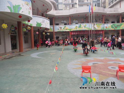 叙永水尾镇中心幼儿园举行“家园同乐，庆元旦”亲子活动