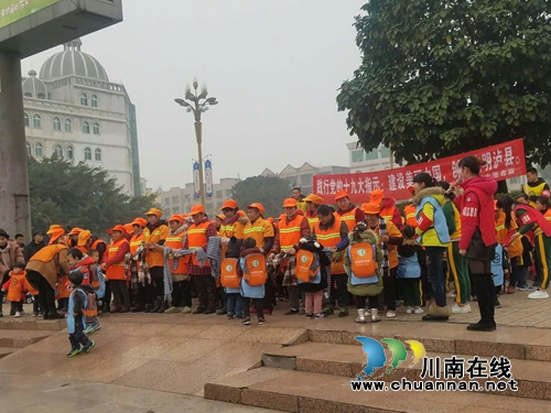 泸县千艺幼稚园组织“关爱环卫工人，共建美丽家园”社会公益活动