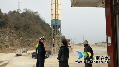 宜宾筠连交警大队强化重污染天气道路交通安全管控工作(图2)
