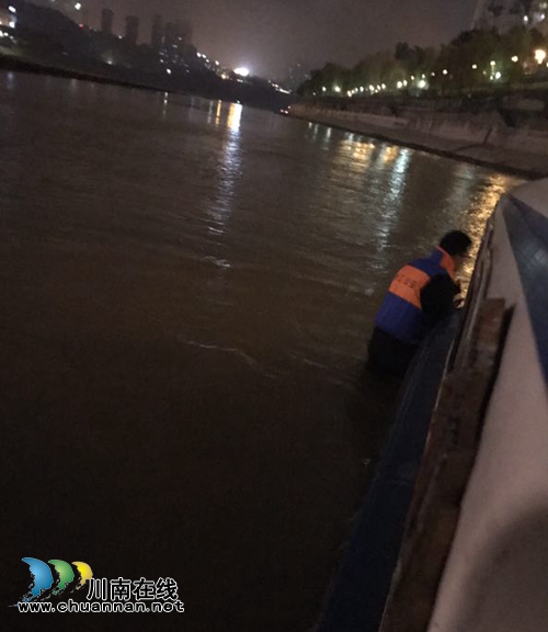 泸州少女落水&nbsp;长航公安泸州分局民警跳江救援(图2)