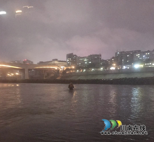 泸州少女落水&nbsp;长航公安泸州分局民警跳江救援(图3)