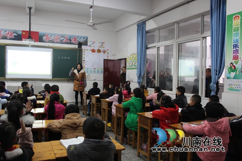 叙永镇中心校接受叙永县教师进修校年终视导检查(图2) 叙永镇中心校接受叙永县教师进修校年终视导检查(图2)