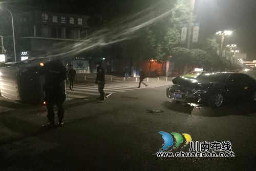 泸县：交通事故致2人被困&nbsp;巡防队员及时施救