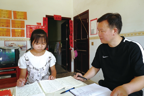 董红军:情暖百姓的“民心书记”(图1) 董红军:情暖百姓的“民心书记”(图1)