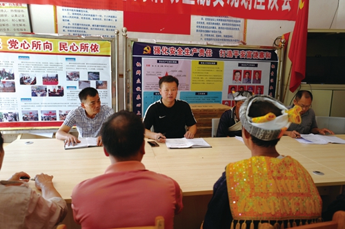 董红军:情暖百姓的“民心书记”(图2) 董红军:情暖百姓的“民心书记”(图2)