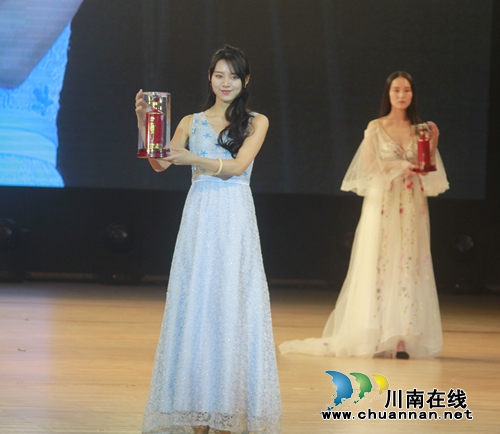 王铮亮柔情助力紫潭酱酒2018新年客户答谢会(图8) 王铮亮柔情助力紫潭酱酒2018新年客户答谢会(图8)