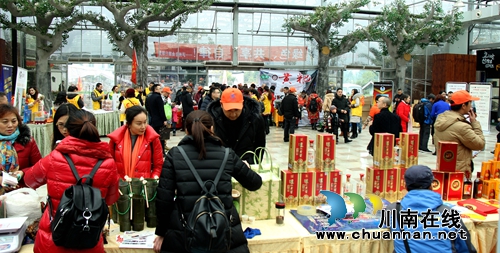“福”聚龙桥大联欢 泸州市旅游商品受追捧(图1) “福”聚龙桥大联欢 泸州市旅游商品受追捧(图1)