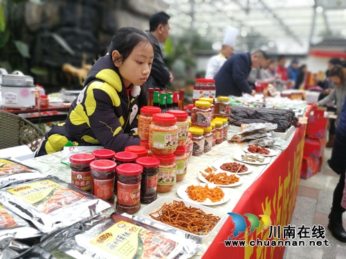 “福”聚龙桥大联欢 泸州市旅游商品受追捧(图3) “福”聚龙桥大联欢 泸州市旅游商品受追捧(图3)