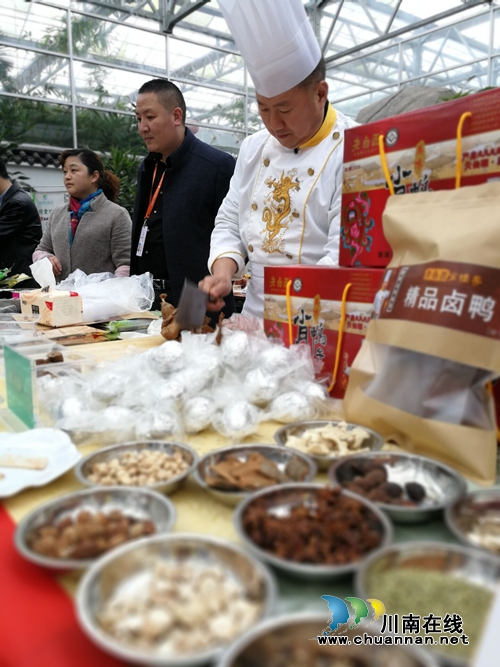 “福”聚龙桥大联欢 泸州市旅游商品受追捧(图4) “福”聚龙桥大联欢 泸州市旅游商品受追捧(图4)