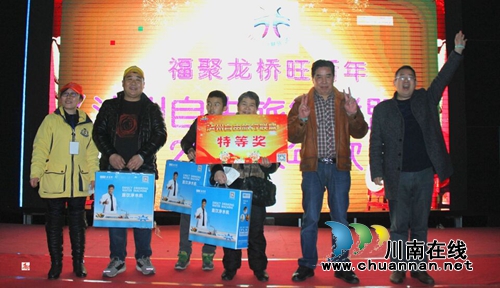 “福”聚龙桥大联欢 泸州市旅游商品受追捧(图5) “福”聚龙桥大联欢 泸州市旅游商品受追捧(图5)