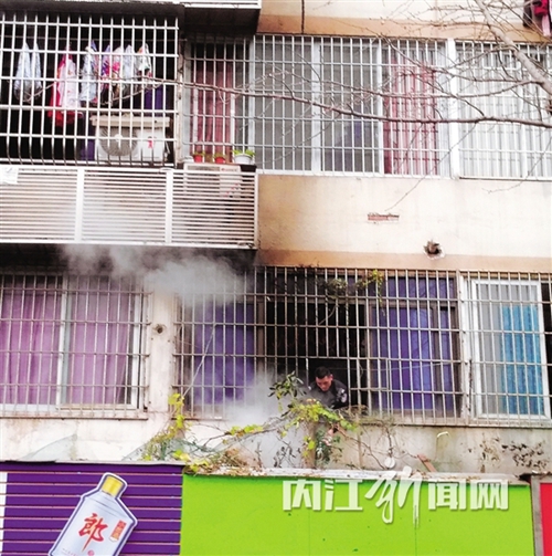 内江:二楼户外平台冒浓烟 原是住户烧垃圾(图1) 内江:二楼户外平台冒浓烟 原是住户烧垃圾(图1)
