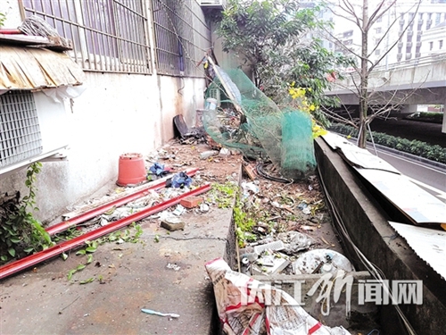 内江：二楼户外平台冒浓烟&nbsp;原是住户烧垃圾