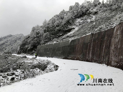 雨雪来袭 宜宾筠连交警为群众撑起“安全保护伞”(图1) 雨雪来袭 宜宾筠连交警为群众撑起“安全保护伞”(图1)